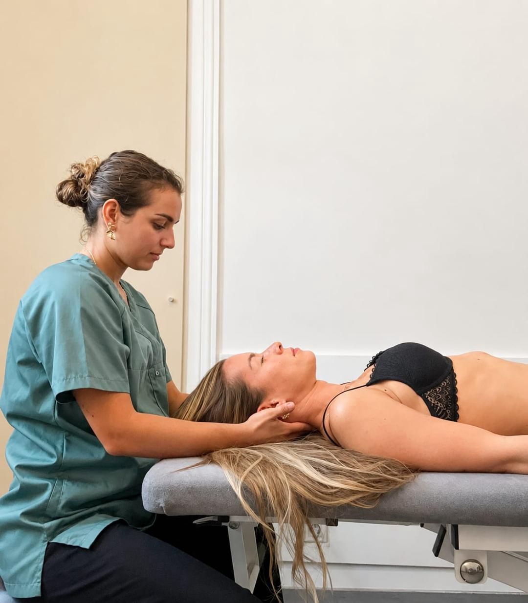 Technique cervicale douce réalisée sur une patiente allongée sur le dos